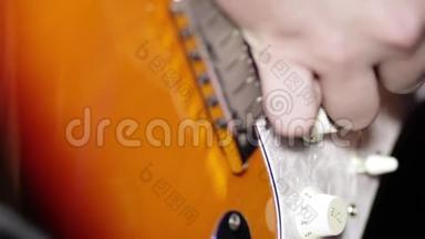 在摇滚音乐会上，用电动吉他手演奏电动摇滚吉他。